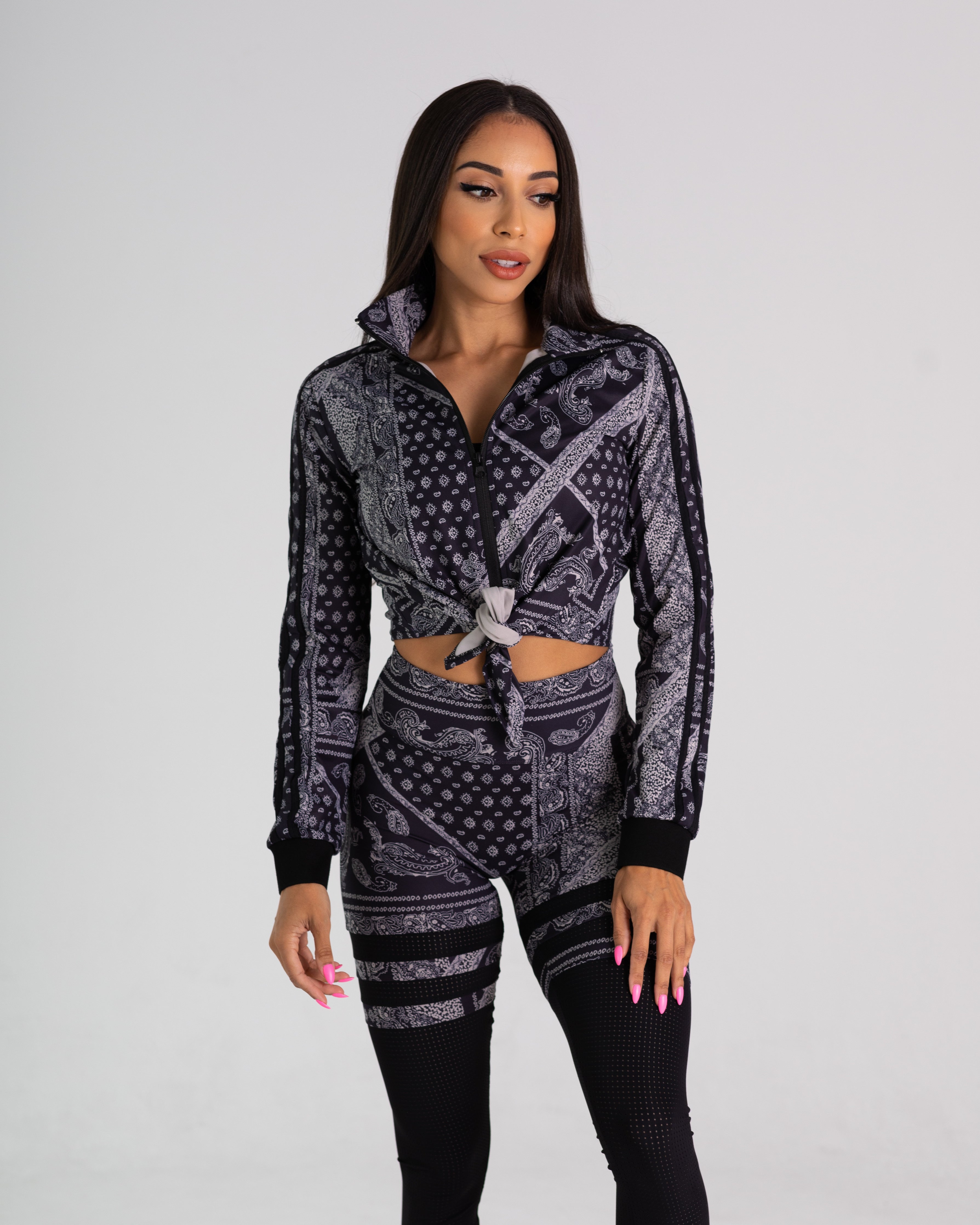 noireblanc, Ink Collection, Zip-up, Cropped jacket, Black paisley design, Front tie knot