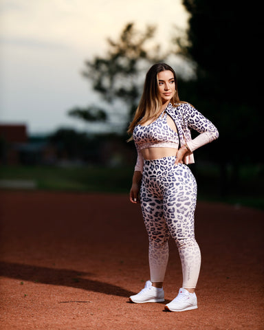 I'm absolutely OBSESSED with the 'Leopard Gradient' set from @noireblanc.ca!  🤩 I've been looking for good leggings with that b